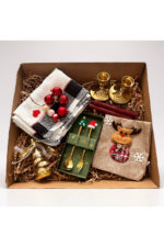 Yılbaşı Hediye Kutusu | Şarap Kılıfı, Gold Şamdan, Çikolata ve Dekoratif Süsler