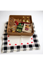 Yılbaşı Hediye Kutusu | Şarap Kılıfı, Gold Şamdan, Çikolata ve Dekoratif Süsler - Görsel 4