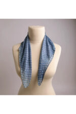 %100 İpek Açık Mavi Yıldız Desenli Fular – Zarif ve Modern Aksesuar