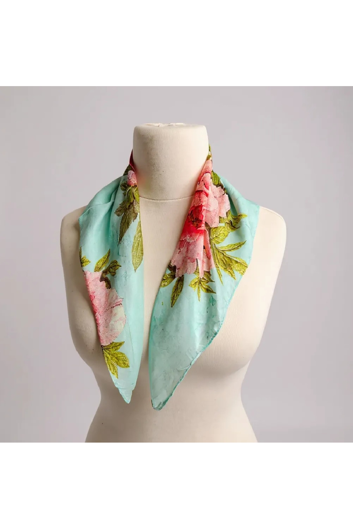 1_org_zoom %100 İpek Mint Yeşili Gül Desenli Fular – Zarif ve Şık Aksesuar - Görsel 1