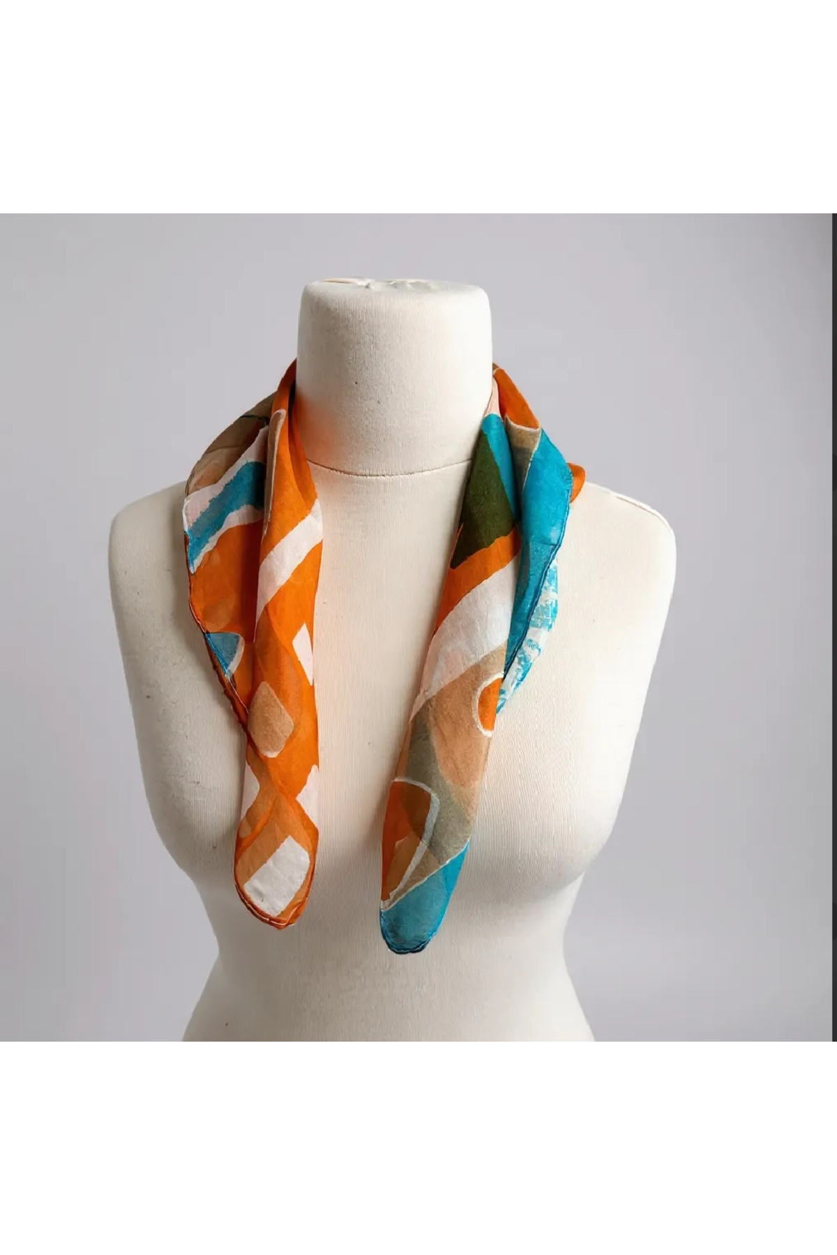 1_org_zoom %100 İpek Fular – Turuncu ve Mavi Geometrik Desenli Kadın Eşarp / Şık Aksesuar - Görsel 1
