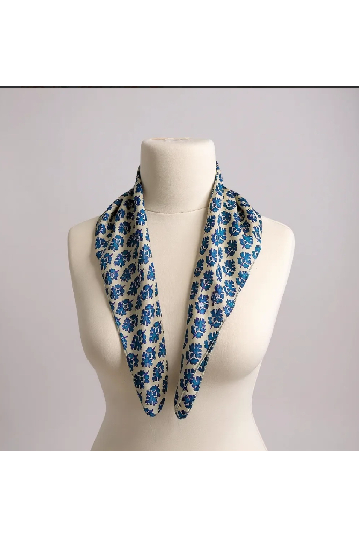 1_org_zoom %100 İpek Fular – Krem Zemin Üzerine Mavi Çiçek Desenli Kadın Eşarp / Şık Aksesuar - Görsel 1