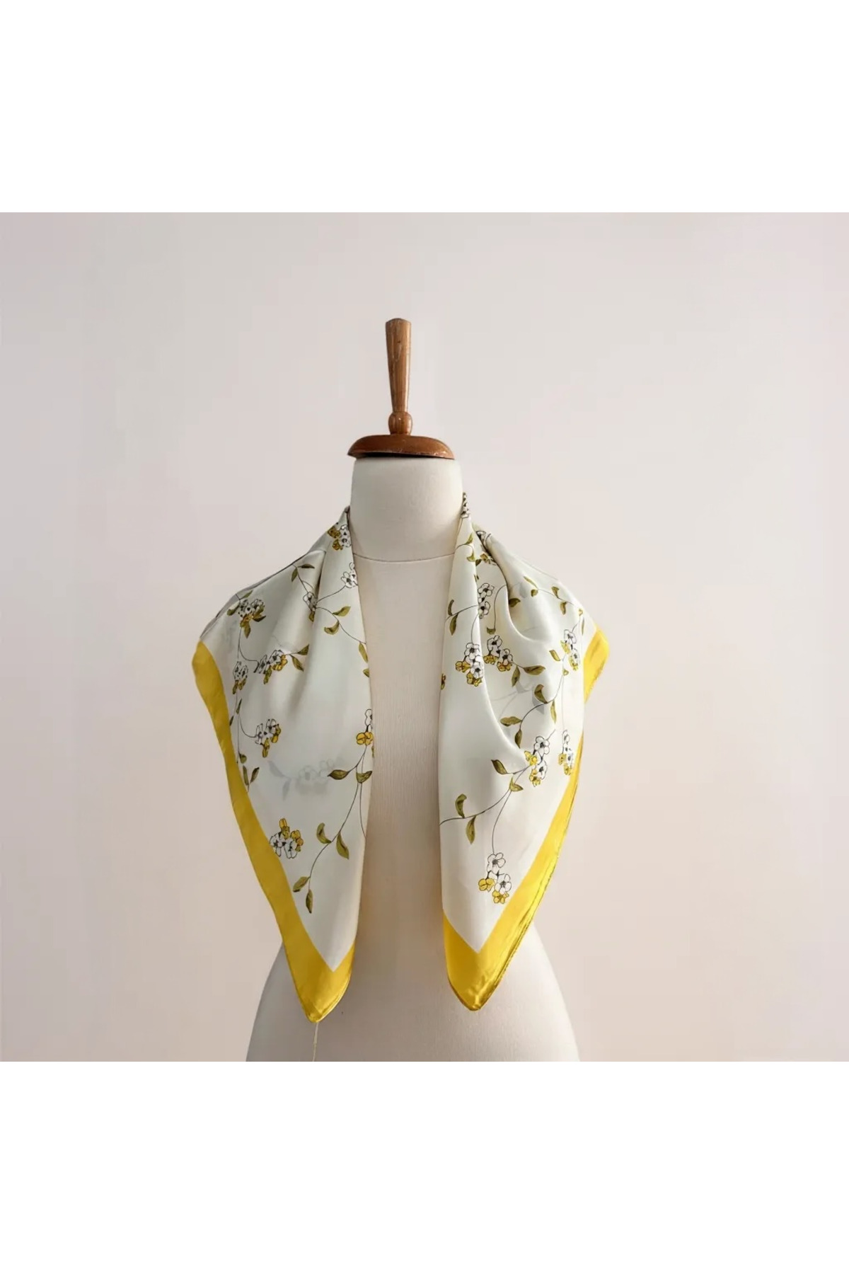 1_org_zoom Zarif Sarı Çiçek Desenli Saten Eşarp - Fular - Şal - Bandana 70*70 cm - Görsel 1